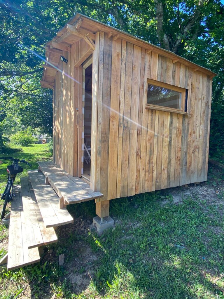 construction cabane en bois pour voyageurs