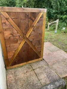 réalisation d'un cache poubelle en bois