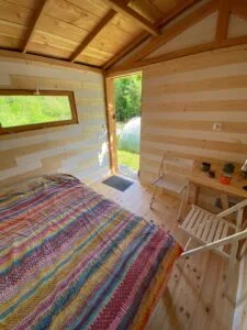 intérieur cabanon en bois voyageurs itinérants