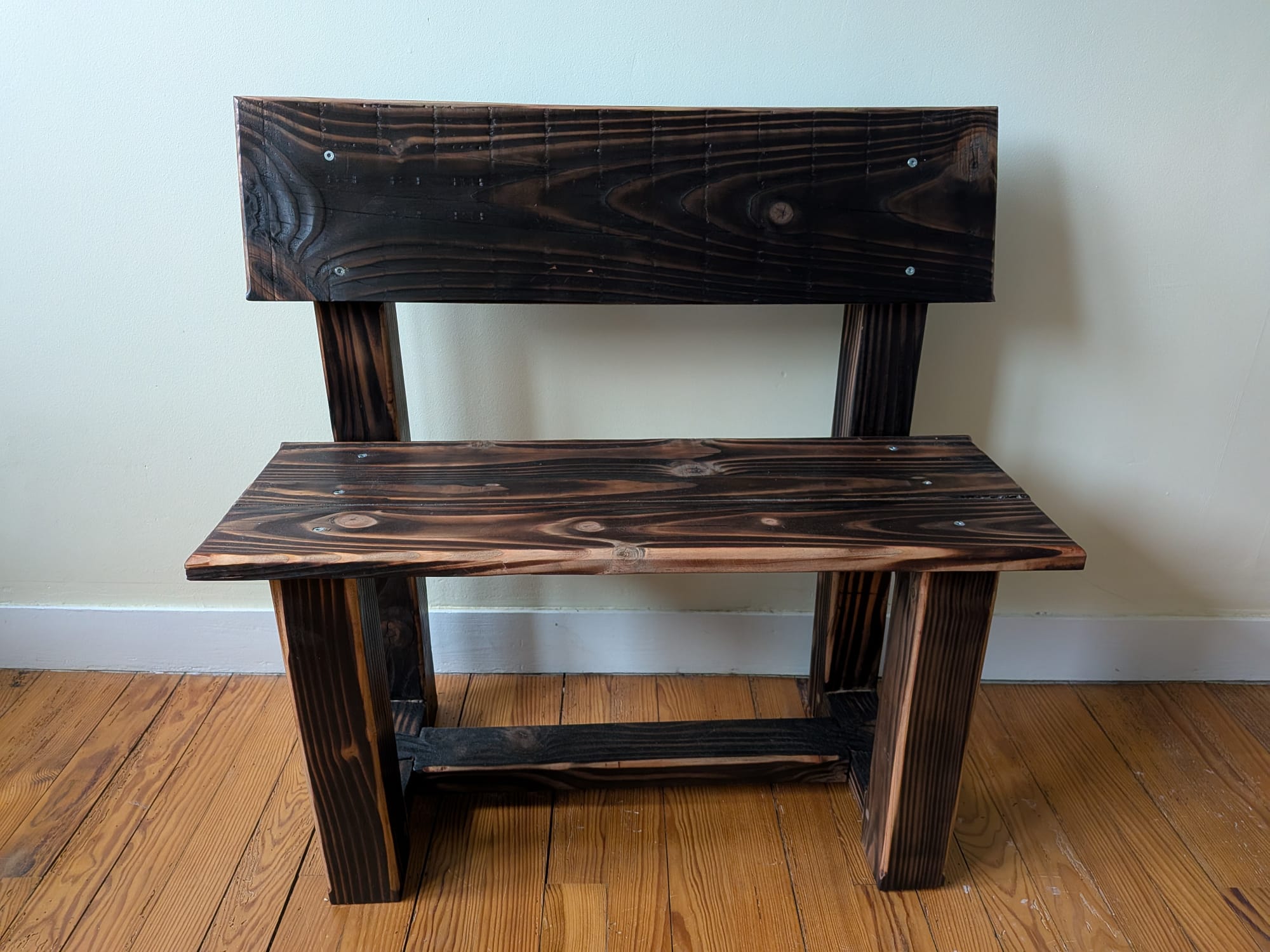 petit banc en bois brûlé